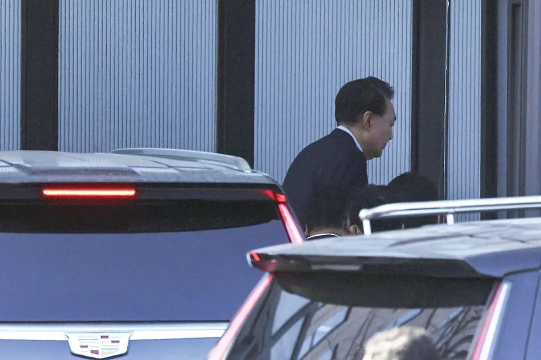 尹锡悦被拘，上百支持者攻入法院打砸破坏、与警察冲突，45人被捕，多名警察伤势严重！韩国代总统：强烈遗憾图1